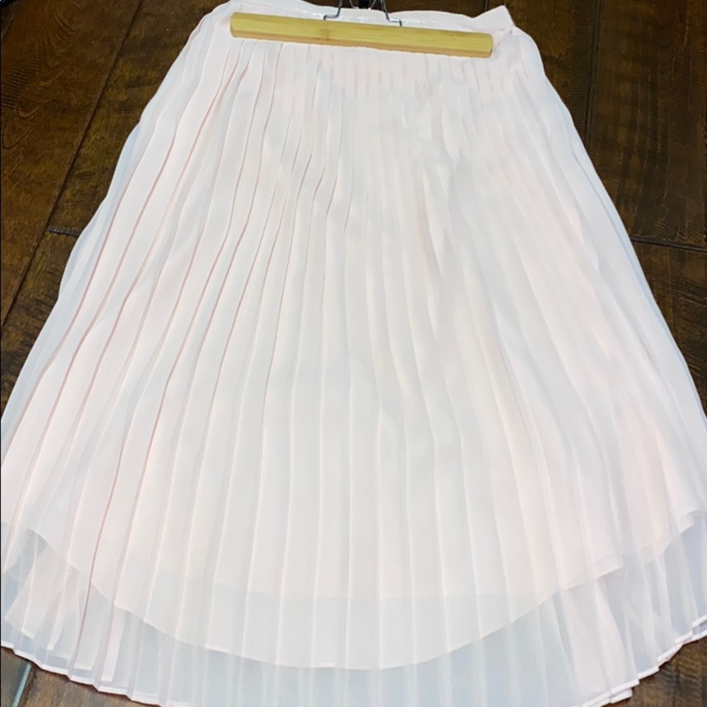 Pleated light pink skirt